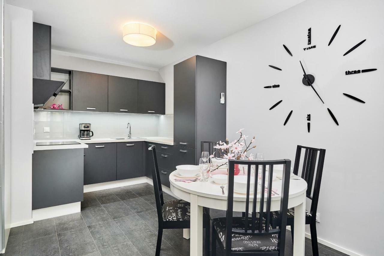 Apartment Swistackiego With Free Garage Wroclaw By Renters Екстер'єр фото